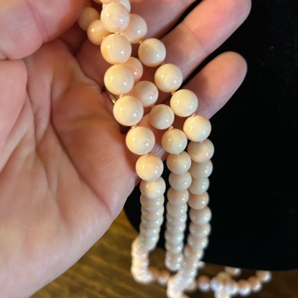 Vintage angel skin coral strand 3 necklace with carved rose - Picture 7 of 7